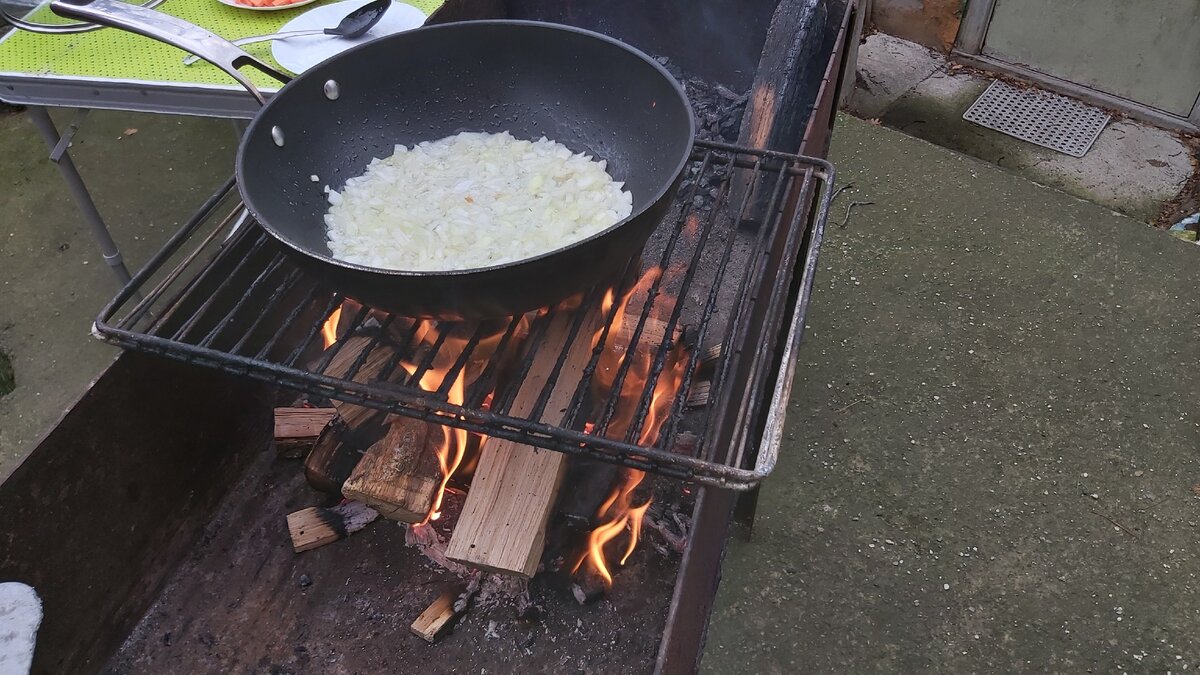 Обжариваем лук