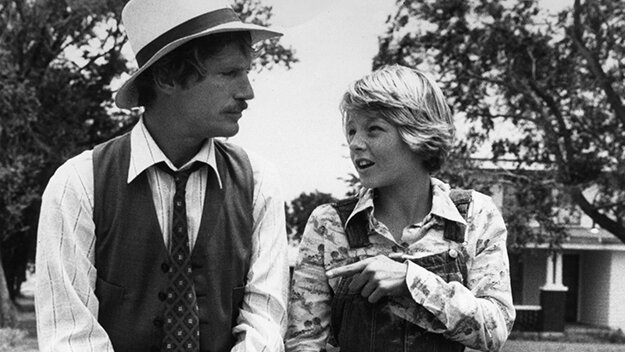 Одна из первых ролей Джоди Фостер была сыграна в сериале Paper Moon в 1974 году