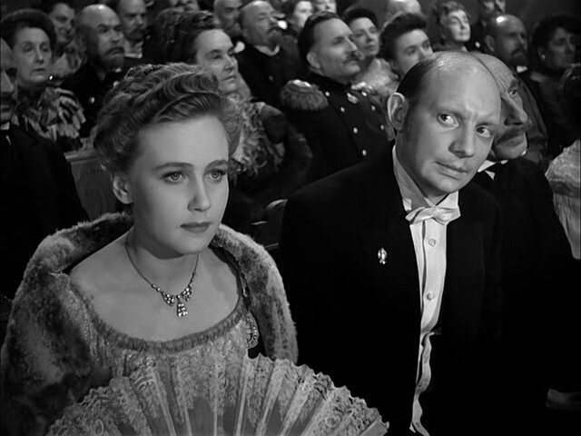 Кадр из фильма "Дама с собачкой" (1960), сцена в театре