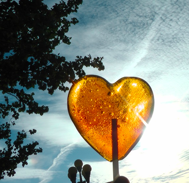 Источник: https://pixabay.com/ru/photos/природа-небо-сердце-леденец-солнце-3374286/