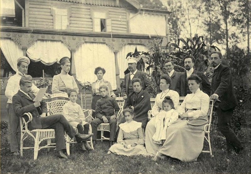 Дачи могли быть на любой вкус и кошелёк. Иной раз - богатые и мало отличимые от усадеб. https://www.pinterest.ru/