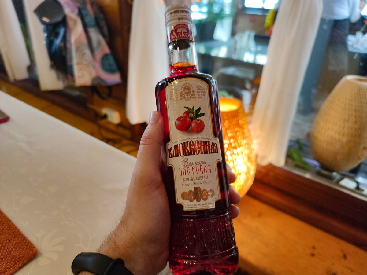 Бутылка шикарная! Внизу объемная надпись "Господин Великий Новгород"