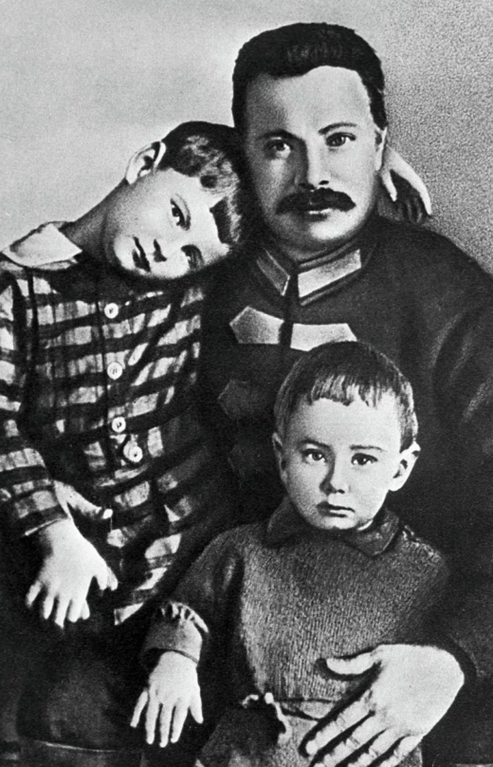 Михаил Фрунзе с детьми