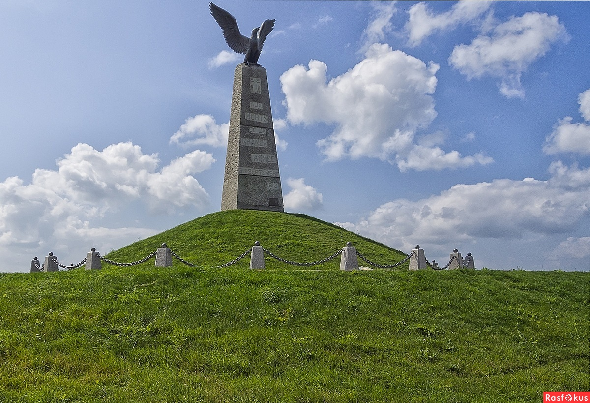 Где устанавливают памятник. Памятник мертвым Великой армии на Бородинском поле. Памятник в Шевардино. Бородино памятник французам. Памятник мертвым Великой армии Бородино.