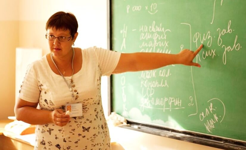 Учитель в школе. Фото с просторов Интернета