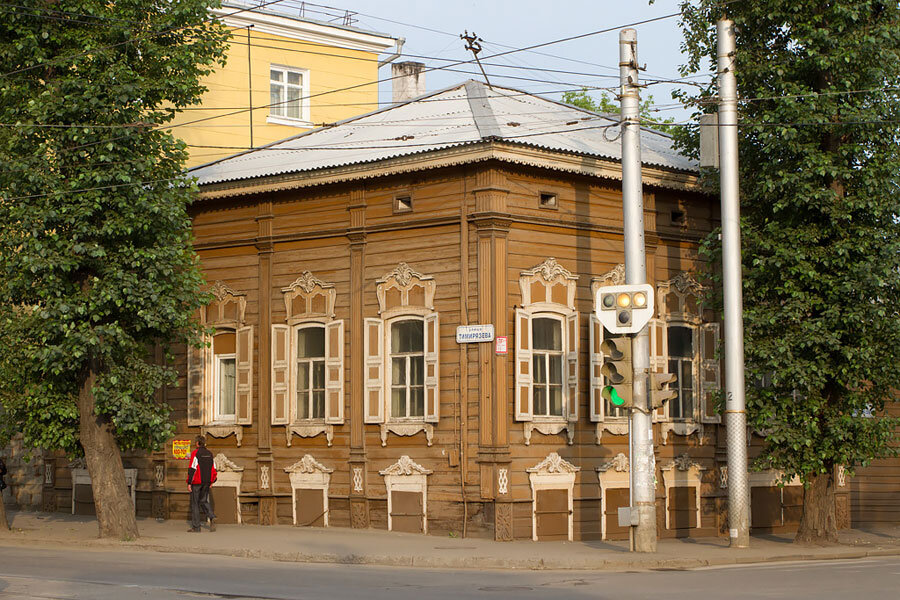 Домашний иркутск. Дом в Иркутске. Старый дом в Иркутске. Иркутск деревянные дома в центре. Сиротопитательный дом Иркутск.