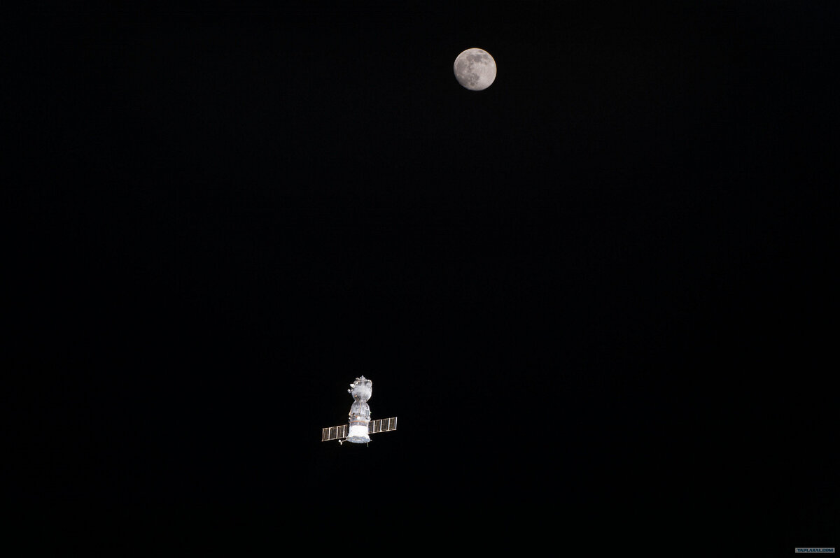 Союз на фоне Луны