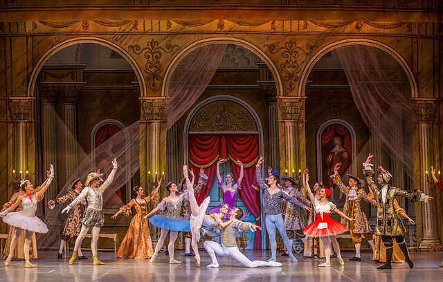 Финальная сцена свадьбы Авроры и Дезире