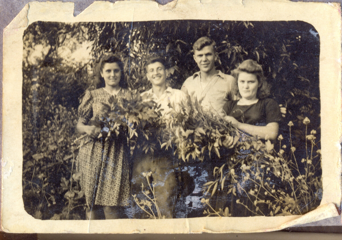 с. Александровка, Матвеево-Курганский район, Ростовская область. Фото из семейного архива автора. Возможно, вы узнаете на фото своих родственников?