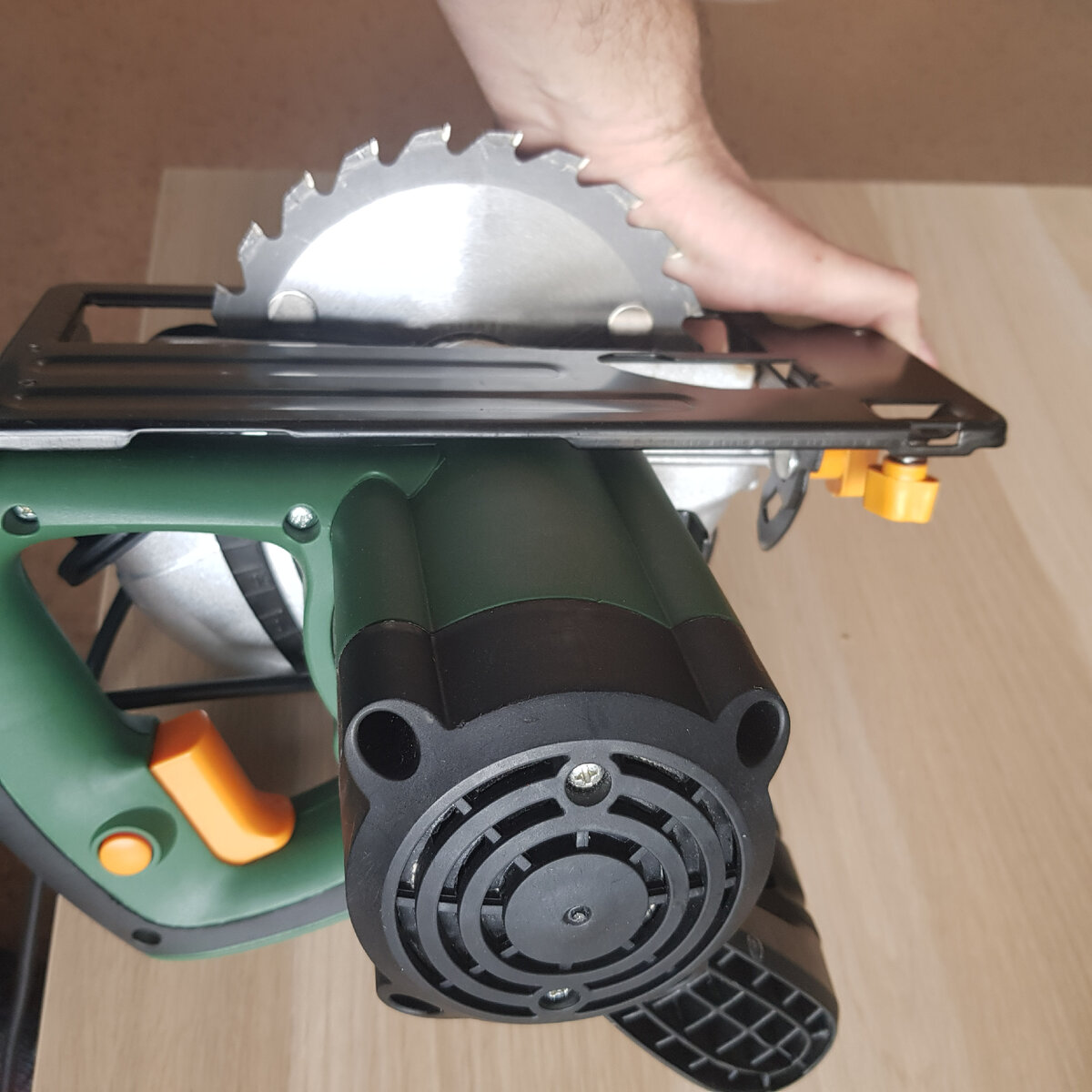 Отсутствие паза на площадке пилы. 