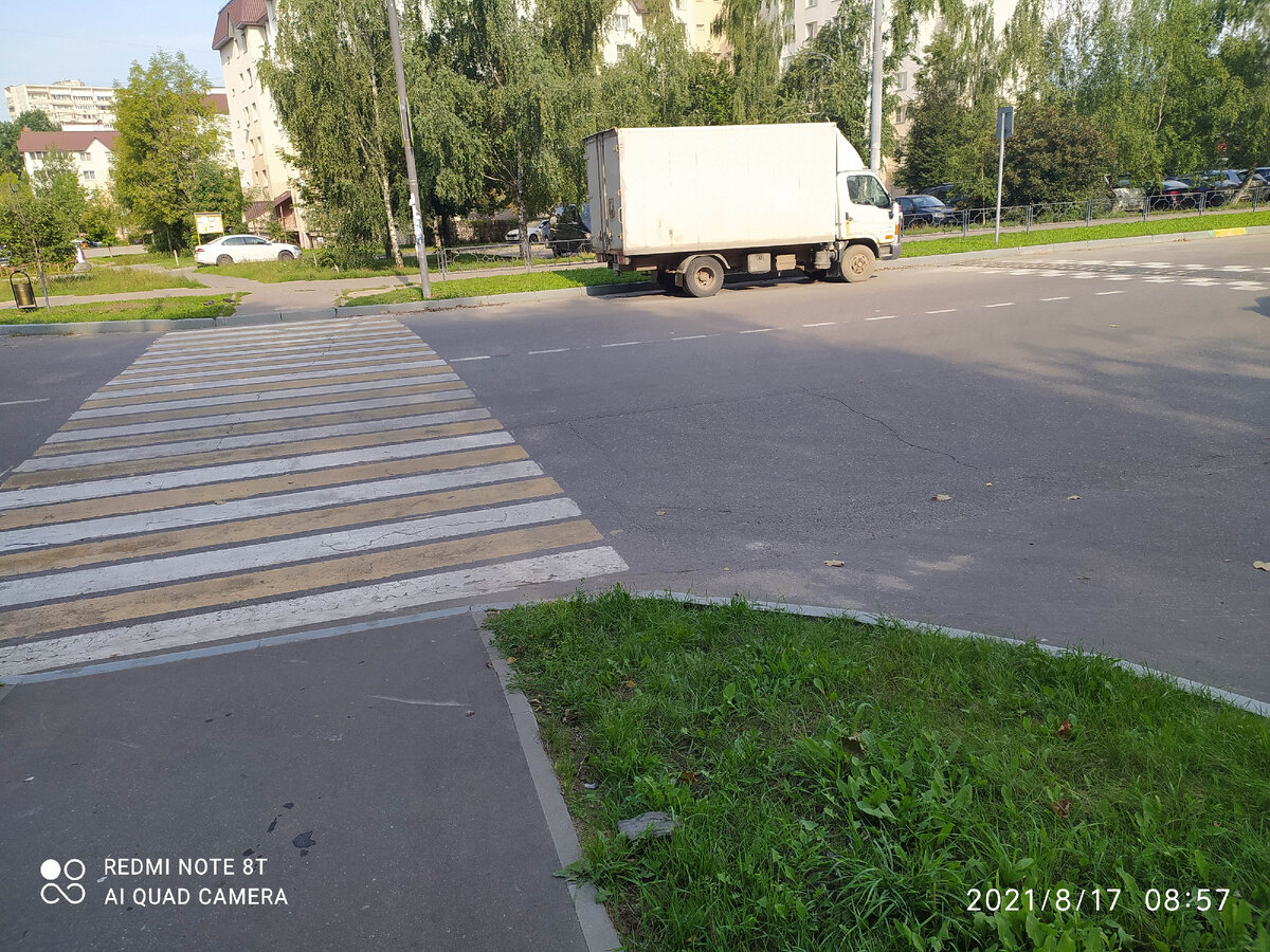 Есть от «зебры» до грузовика 15 метров или нет я не измеряла. Но обзор он перекрывает!