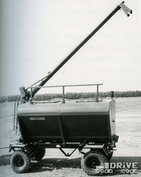 Прицепной кормозагрузчик КП-15 на шасси 2-ПТС-4 – альтернатива самоходным машинам на шасси ГАЗ-53, которых выделялось 300 единиц в год при потребности 8000 штук