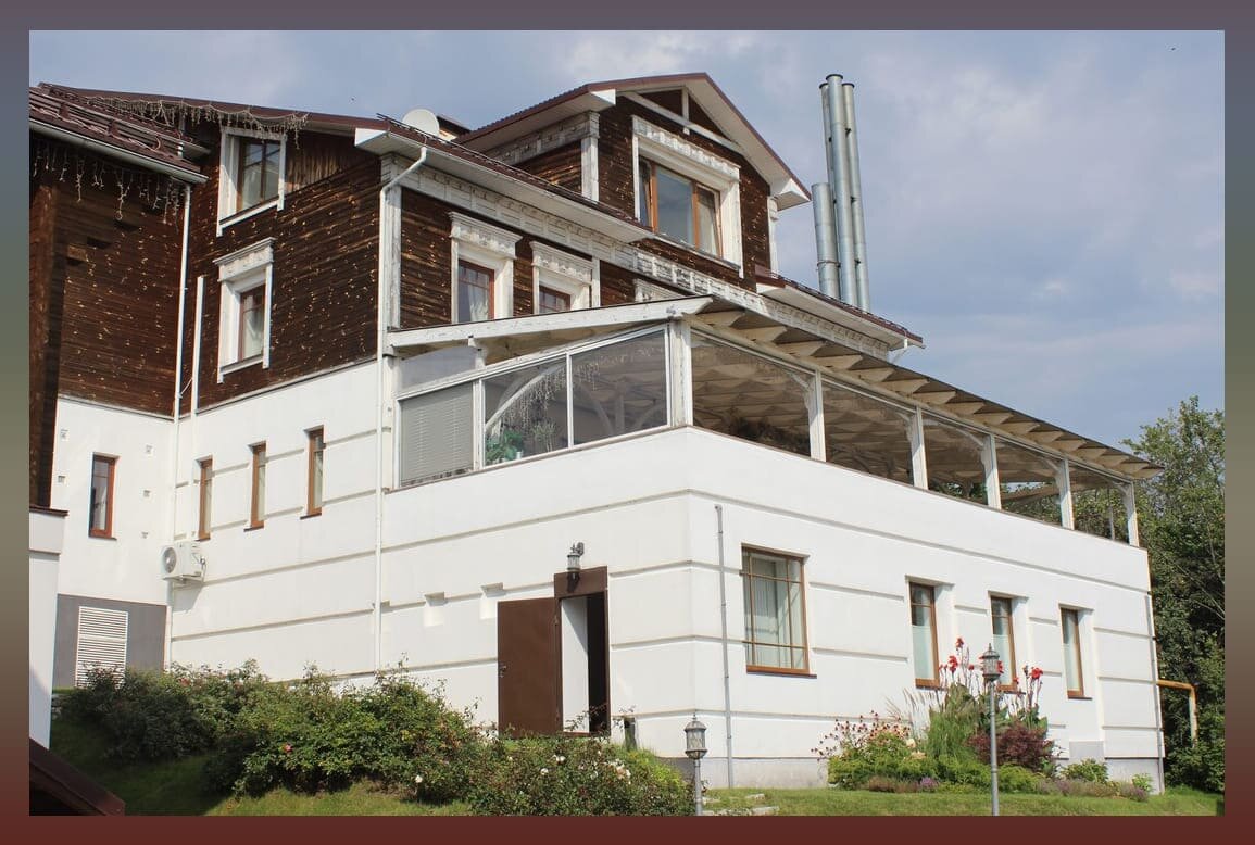 Вид на открытую веранду ресторана.