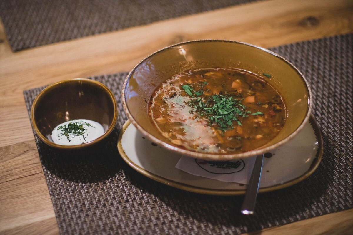 Солянка с колбасой и курицей