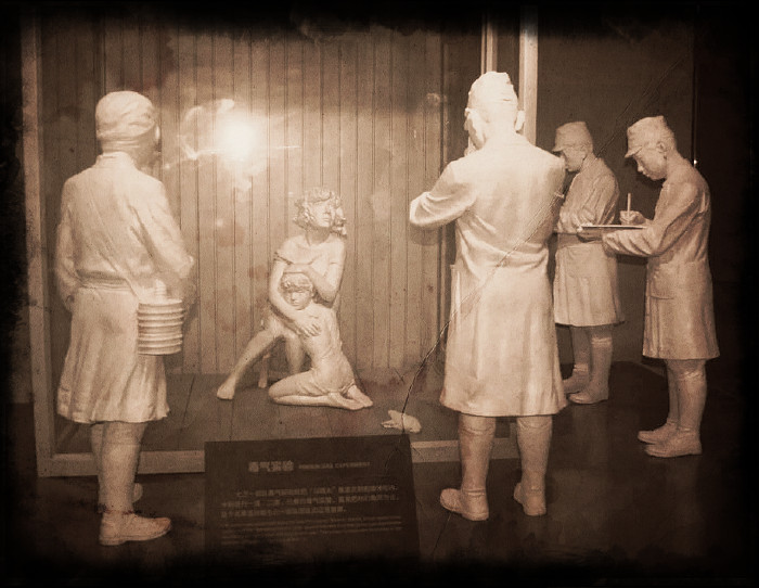 Нелюди из страны "сакур и самураев" протоколируют этапы нахождения женщины и ребёнка в газовой камере: инсталляция, основанная на реальных событиях...