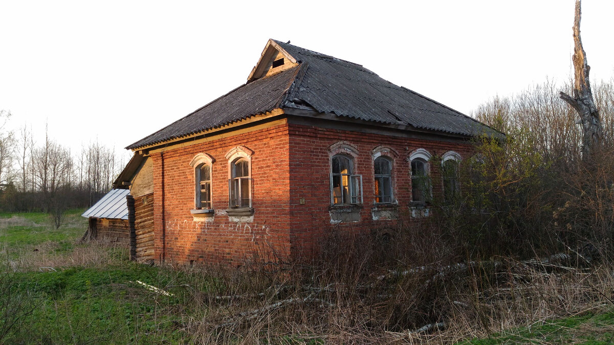 Таким мы увидели наш дом, вид с дороги.