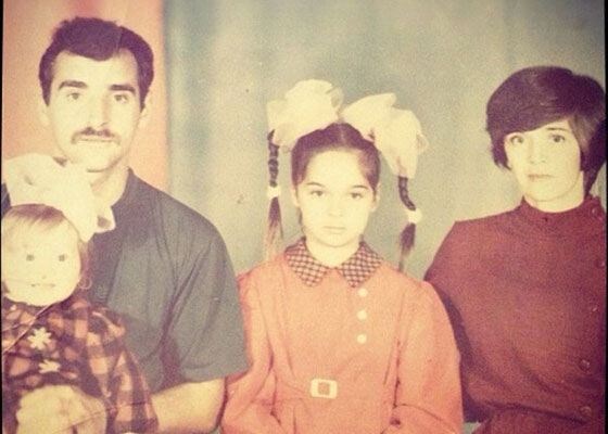 Юлия Ахмедова в детстве с семьей 
