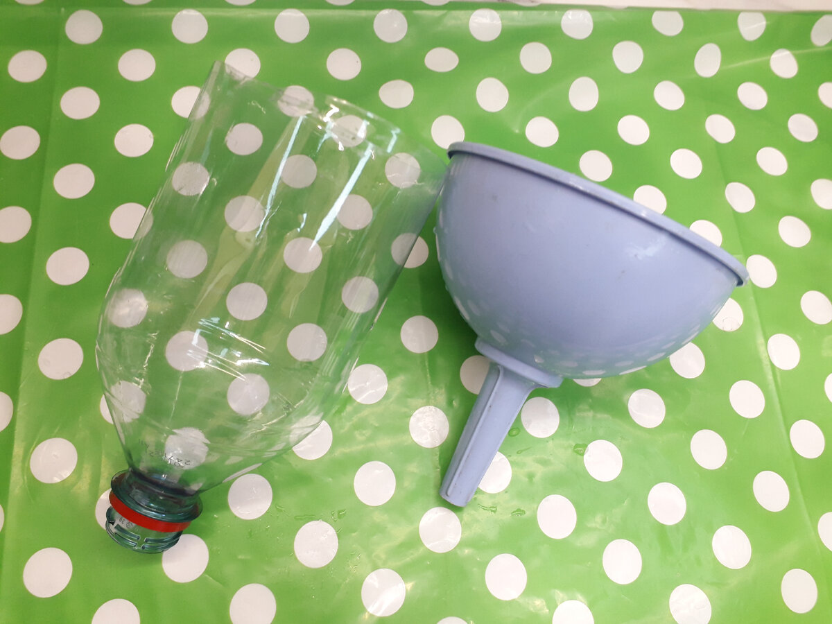 Воронку может заменить горлышко пластиковой бутылки