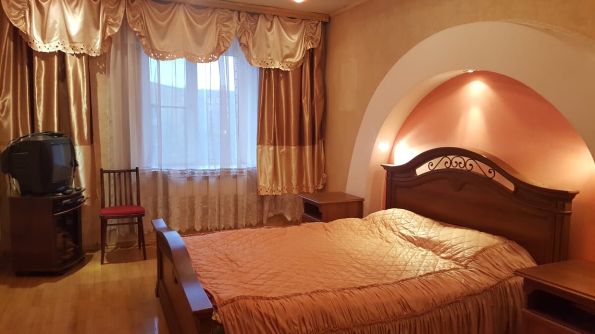 В итоге покрасили не  только стены, но и мебель и двери, хотя вначале не планировали.