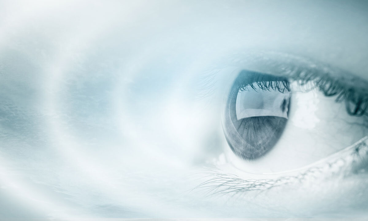 Hope eyes. Голубые глаза на фоне неба