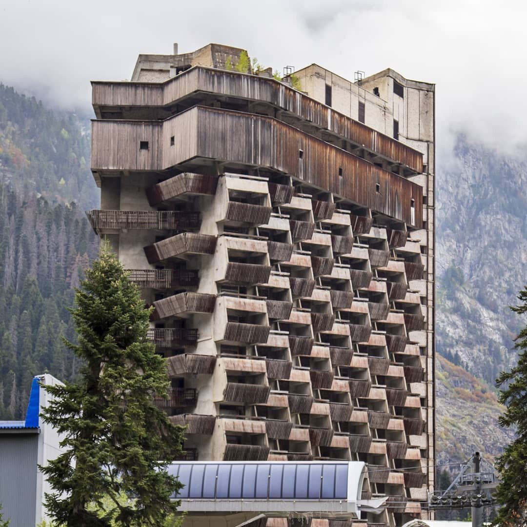 Обратите внимание, на крыше гостиницы уже растут деревья