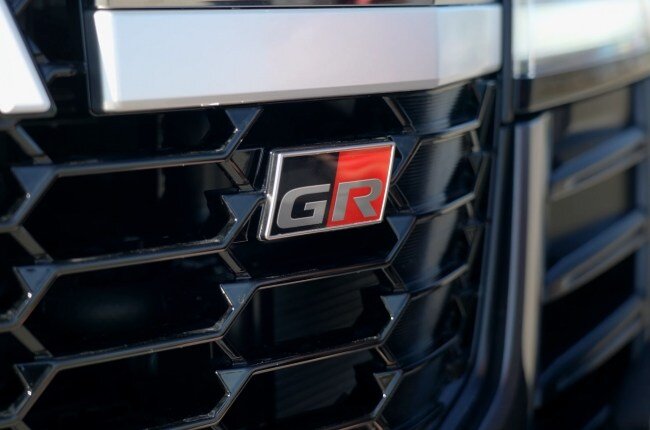 Toyota Land Cruiser 300 GR Sport шильдик GR