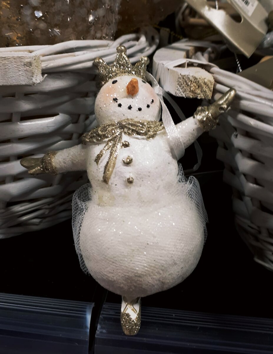 снеговик балерина в магазине Hoff, новогодние товары в магазине Хофф, новогодние декорации в Хофф