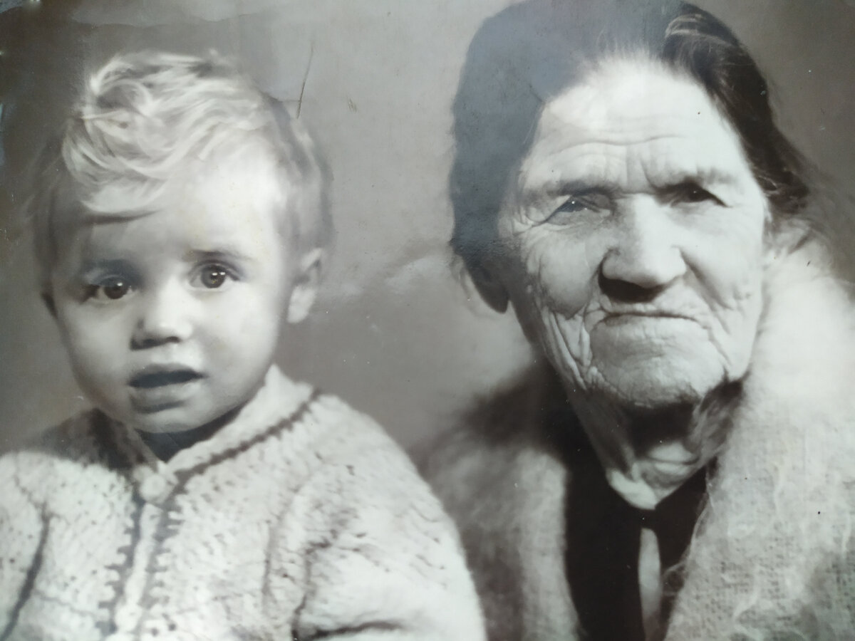Бабушка Оля, она такая была. С младшей на тот момент внучкой. Из семейного фотоархива