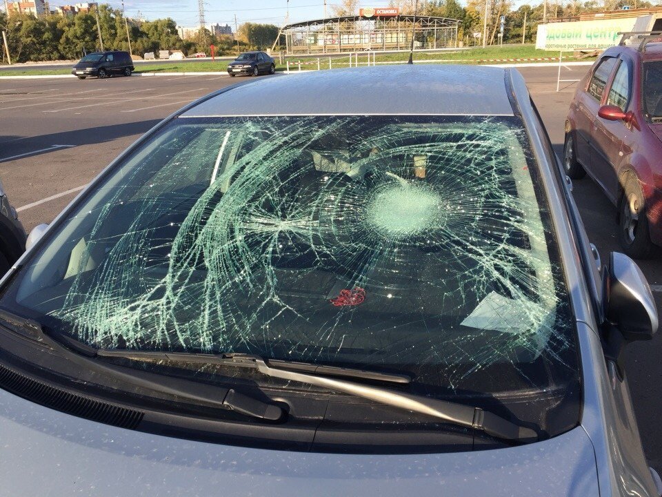 Штраф за трещину. Разбитое лобовое стекло. Разбитое стекло автомобиля. Разбитые стекла в машине. Разбитой стлеко машины.