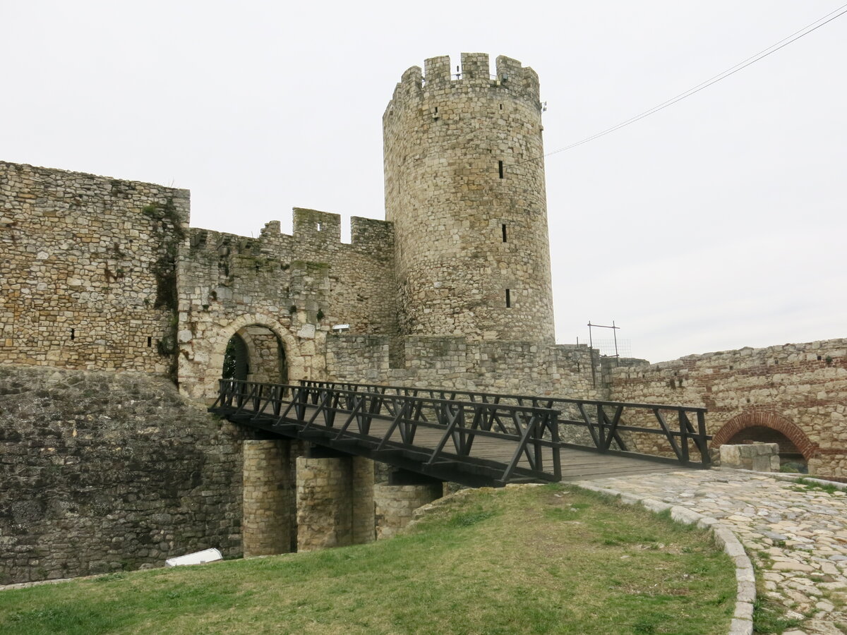 Белградская крепость, основы стен относятся ещё к временам Рима (строительство началось примерно в I веке)