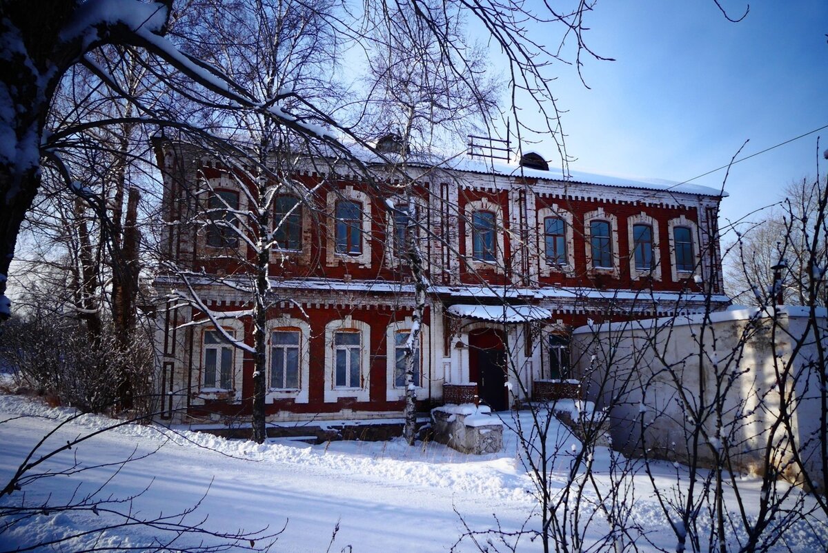 Первое кирпичное здание в городе