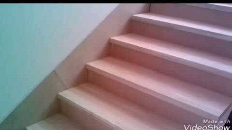Как правильно выбрать плинтус для бетонной лестницы