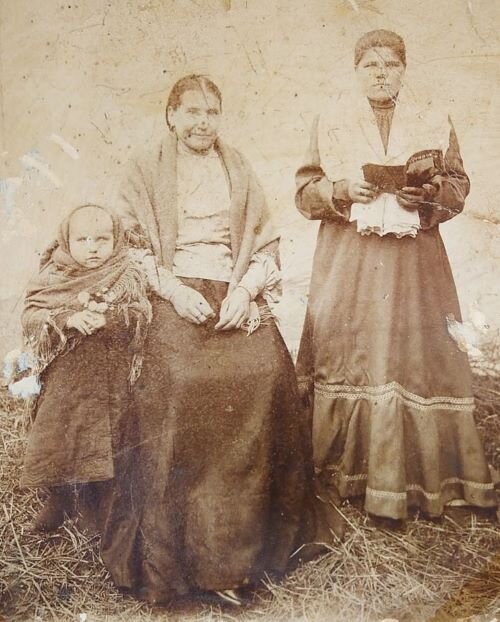 Бабушка моя, Екатерина (справа), село Висим, Свердловская обл.