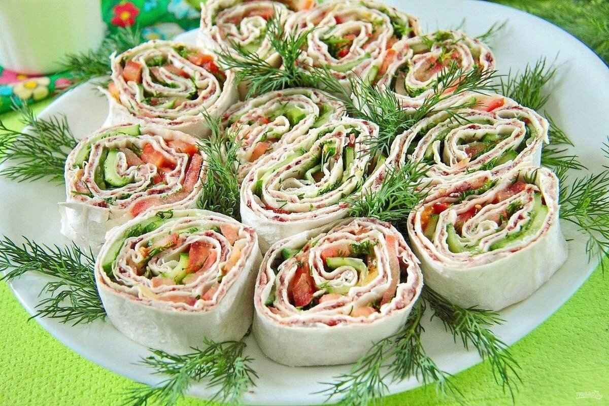 Это блюдо подойдет в качестве закуски, как на праздничный стол, так и на повседневный, ведь готовится оно очень просто и быстро. 