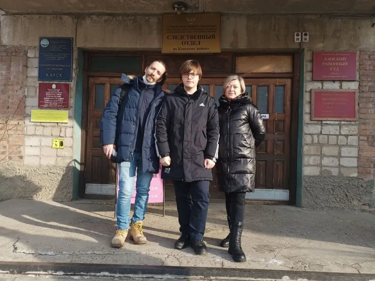 Адвокат Владимир Васин, Никита Уваров и его мама у здания суда 7 февраля. Фото из архива семьи Уваровых.