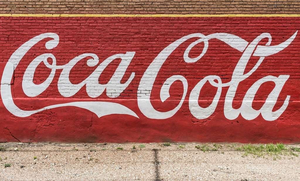 Coca cola на еврейском. Граффити Coca Cola. Надпись Кока кола. Кока кола реклама. Вывеска Coca Cola.