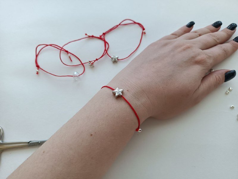 Готовый браслет на руке