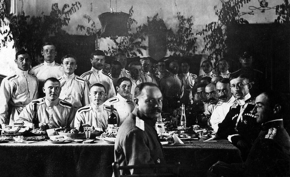 Царский генерал ( в центре с усами) был героем войн и полон сил. Но хаос изменил его