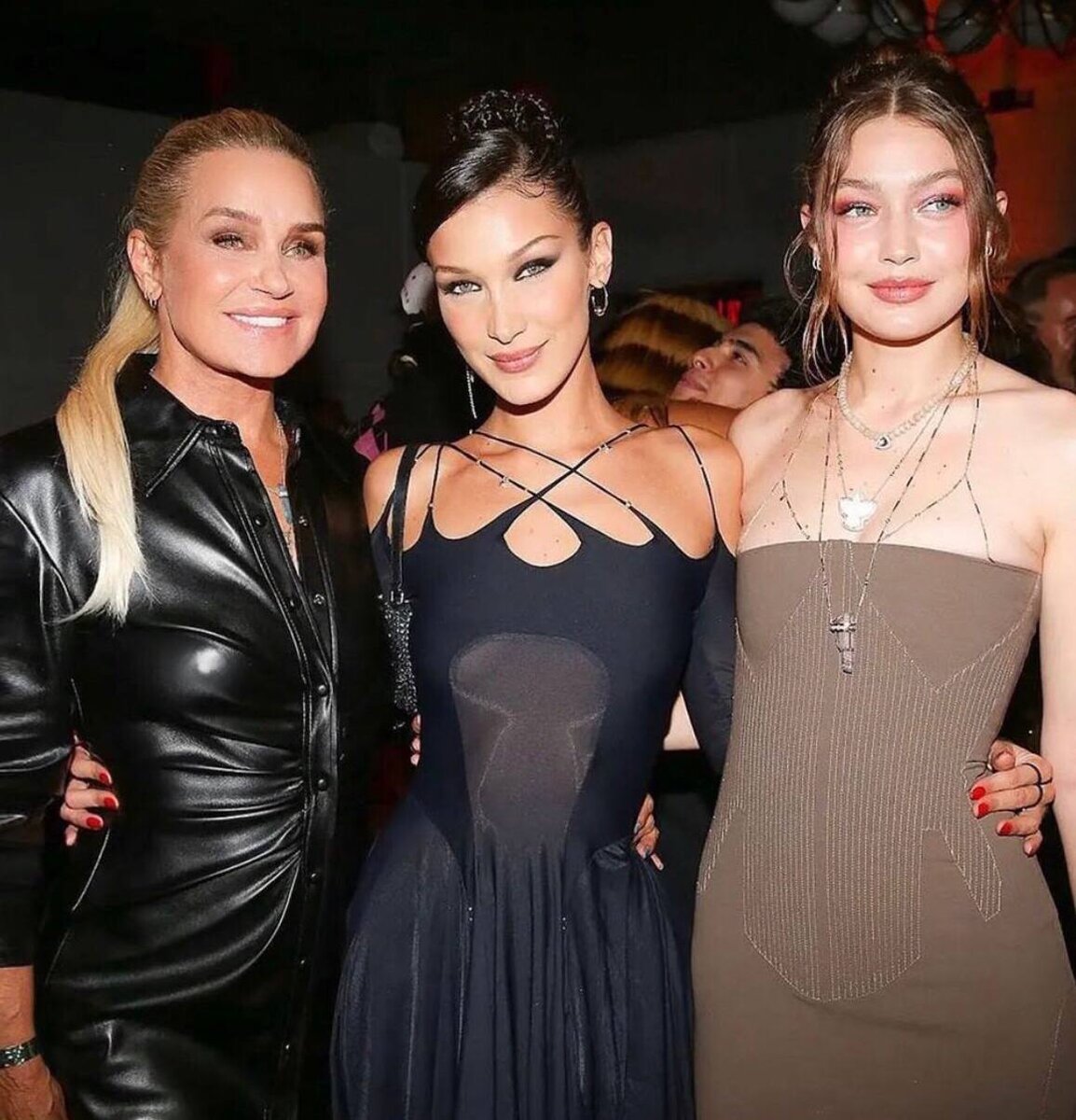    Иоланда Хадид, Белла Хадид, Джиджи Хадид, соцсети