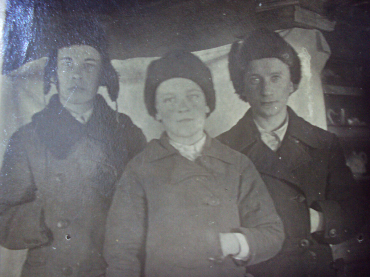 С друзьями, крайний справа, после окончания училища