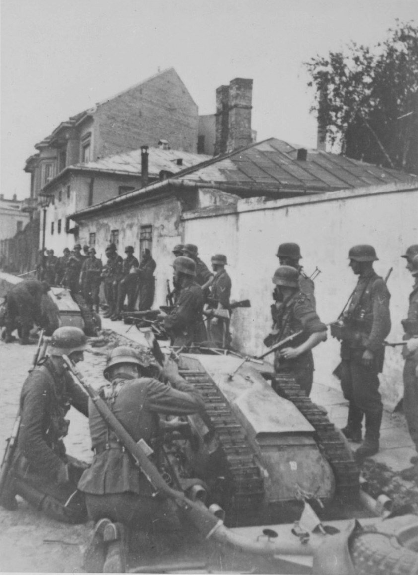 Немецкие солдаты готовят самоходные мины ћГолиафЋ (Leichter Ladungsträger Goliath — Sd.Kfz. 302/303a/303b) на улице Piaskowej во время подавления Варшавского восстания. 11 августа 1944 года.
Источник - http://samlib.ru/img/s/sizow_w_n/kuznec/index.shtml