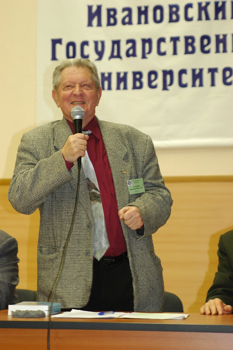 В.М. Галушин на V Международной конференции по хищным птицам в Иваново, 2008 г. Фото автора. 