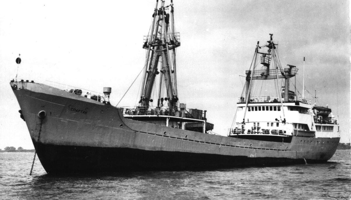 Сухогрузный теплоход «Спартак», построенный венгерскими корабелами был головным в серии судов 232 проекта