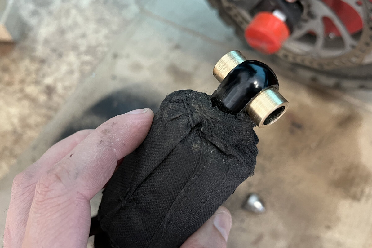 Бронзовые втулки начали греметь.