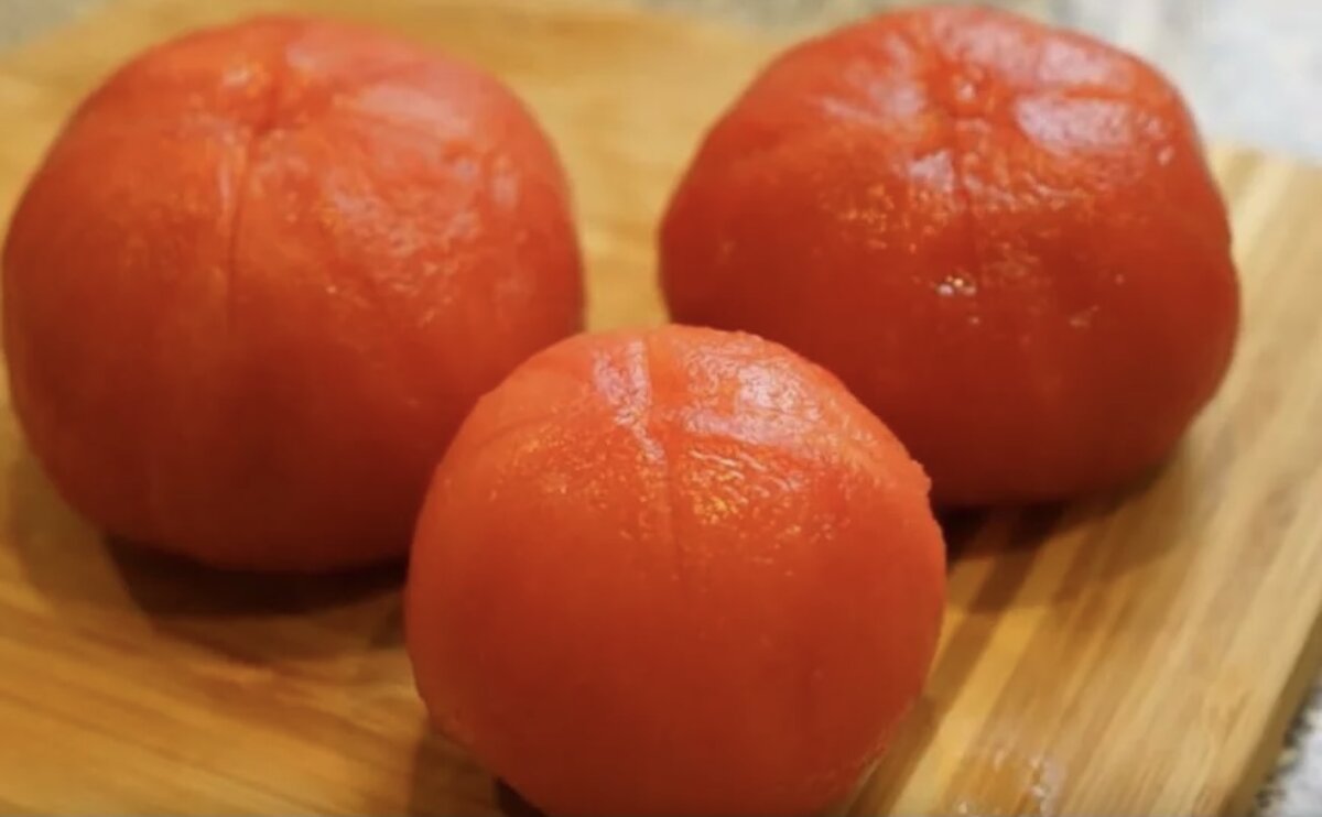 Я обдаю кипятком, можно просто срезать кожуру ножом