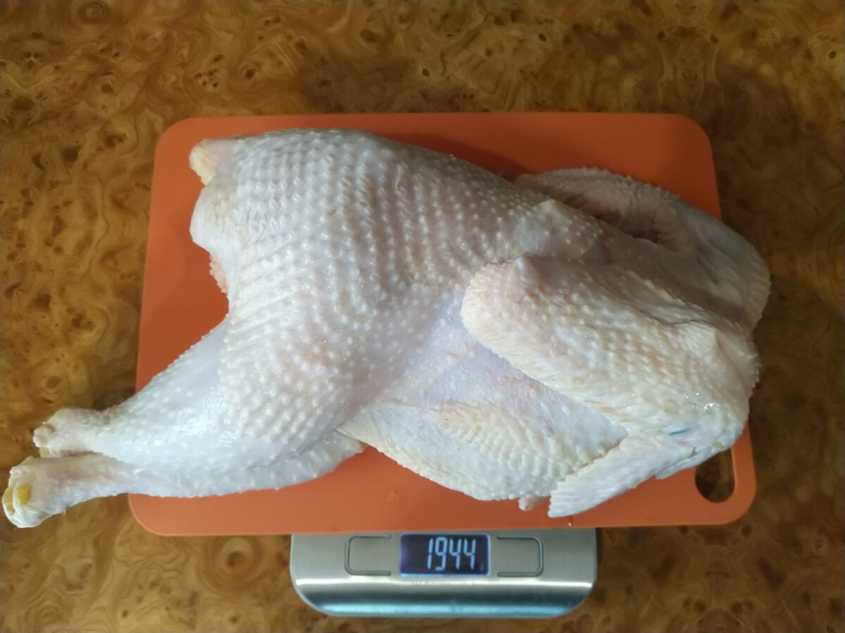 В съёмках участвовал хохлатый петушок 5-ти месяцев. Поэтому он такой нежненький и маловесный. Ну не было у меня под руками пенсионера 🐓 Старый петух будет жёлтым, с толстенной шкурой и резким запахом. Но это не должно останавливать. Все получится!