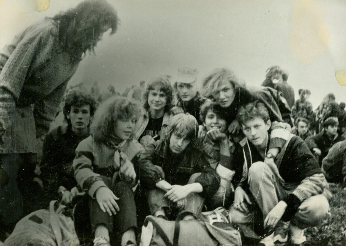 Я (в центре в чёрном) и моё нефорское окружение во годы популярности Л.М. Это мы на концерте Металлики и AC/DC на фесте Монстры Рока в Тушино, 1991