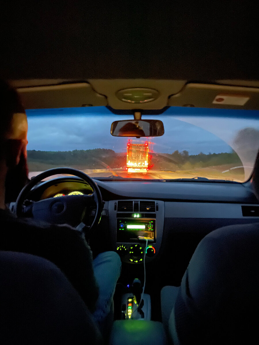 Илья, световые блики и грузовик.