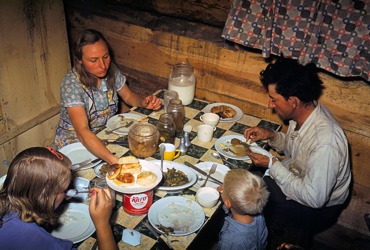Застолье в деревенском доме. Современный быт. Советская семья за столом. Обед в деревенском доме. Ужин в деревне