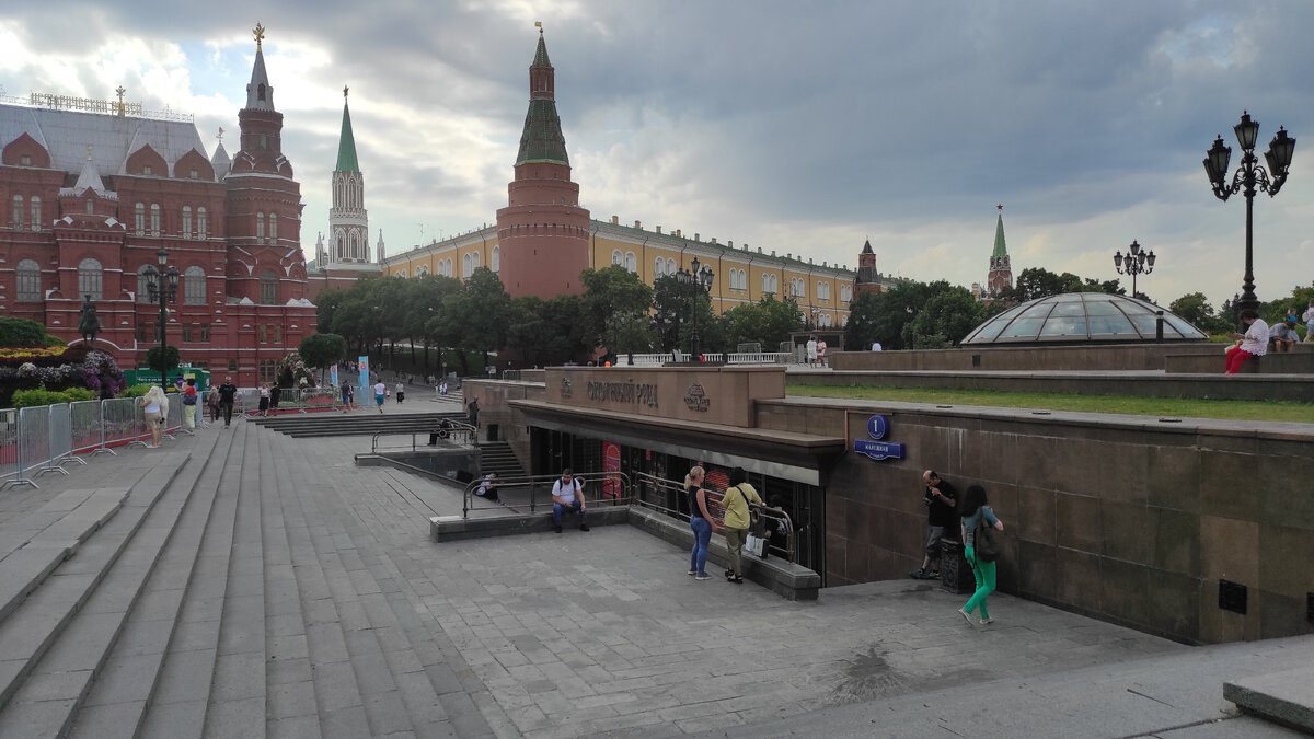 Вход в ТЦ "Охотный ряд"